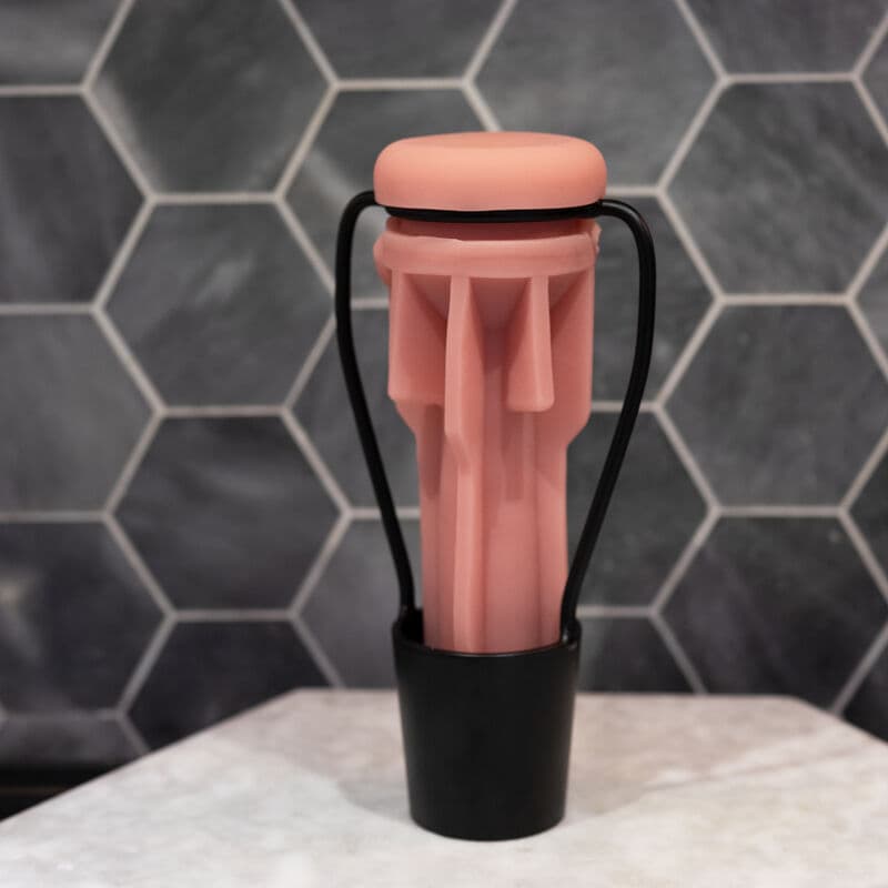 Support de séchage STAND DRY – FLESHLIGHT vue du séchoir avec la gaine d'un masturbateur à sécher
