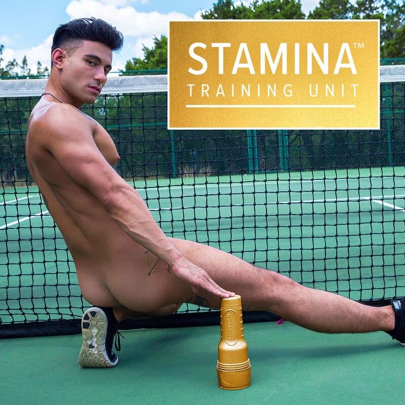 Masturbateur d’entraînement d'endurance forme anus – FLESHLIGHT modèle garçon nue que exhibe son corps avec le produit à son côté