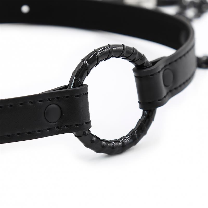 Bâillon Anneau avec pince à tétons | Gag Ring BDSM - SM chaîne et collier en cuir vegan noir mat de la gamme Black SHADOW de la marque INTOYOU vue détaillé du anneaux du bâillon