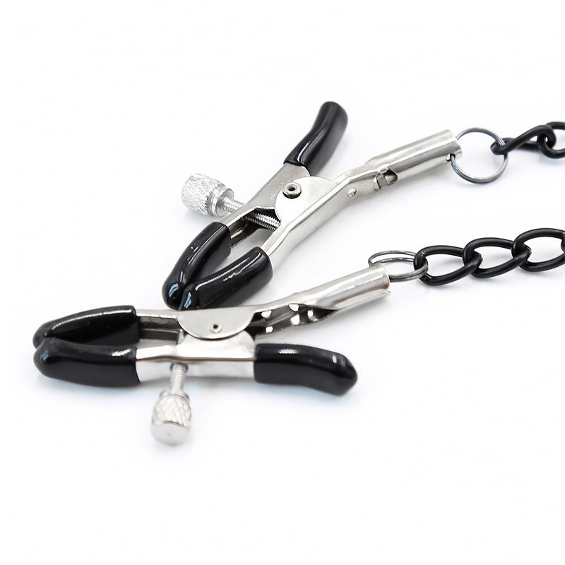 Bâillon Anneau avec pince à tétons | Gag Ring BDSM - SM chaîne et collier en cuir vegan noir mat de la gamme Black SHADOW de la marque INTOYOU vue des pinces à tétons