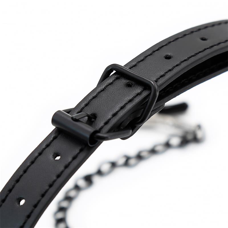 Bâillon Anneau avec pince à tétons | Gag Ring BDSM - SM chaîne et collier en cuir vegan noir mat de la gamme Black SHADOW de la marque INTOYOU vue détaillé de la fermeture du bâillon