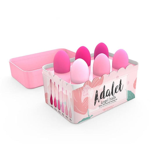Kit de boules de geisha Adalet présenté dans son coffret rose fleuri