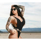 Masturbateur forme vagin de Christy Mack - FLESHLIGHT GIRLS vue de la star en mayo de bain avec le produit sur sa main