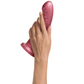 Gode Dildo courbé rose doré taille L – HERSPOT – FLESHLIGHT produit tenue dans la main d'un individu