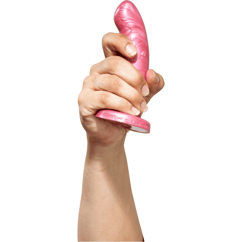 Gode Dildo courbé rose doré taille M – HERSPOT – FLESHLIGHT produit dans la main d'un individu