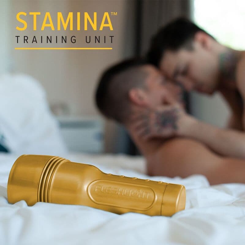 Masturbateur d’entraînement d'endurance forme anus – FLESHLIGHT vue rapide du produit avec en fond un couple de garçons qui ce caresse 