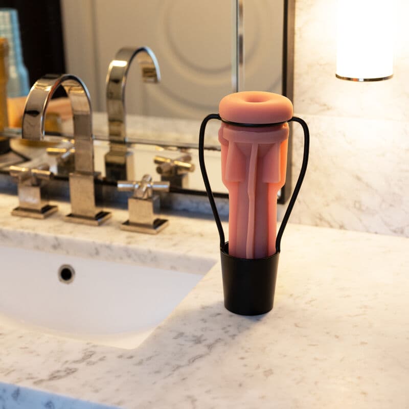 Support de s'chage STAND DRY – FLESHLIGHT séchoir avec une gaine de masturbateur posé sur un lavabo