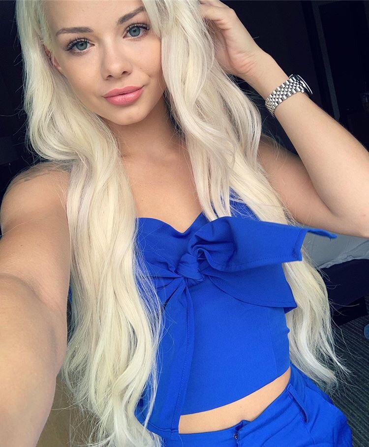 Selfie de Elsa Jean habillé en bleu