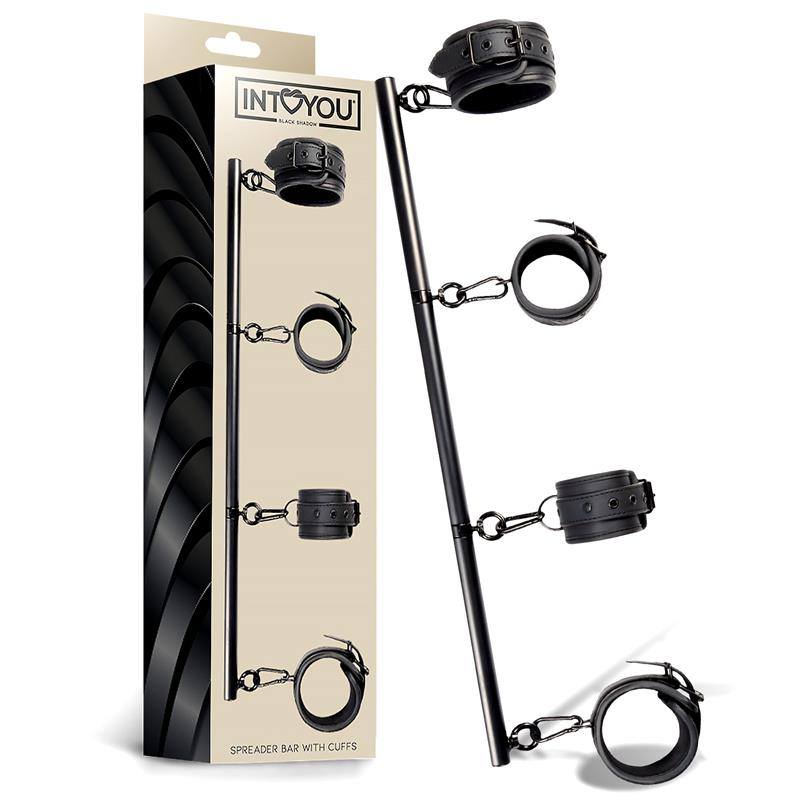 Barre d'écartement 4 menottes - Barre d'écartement BDSM SM amovibles en néoprène et cuir vegan noir mat de la gamme Black SHADOW de la marque INTOYOU vue de la barre avec ses menottes et de sa boîte