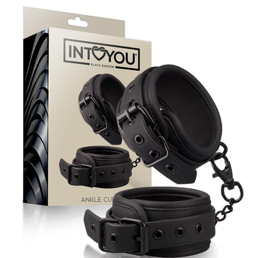 Menottes de cheville ajustables en cuir vegan noir mat de la gamme Black SHADOW de la marque INTOYOU vue des menottes cheville et sa boîte