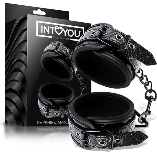 Menottes de cheville ajustables en cuir vegan de la gamme SAPPHIRE Black de la marque INTOYOU vue des menottes plus boîte