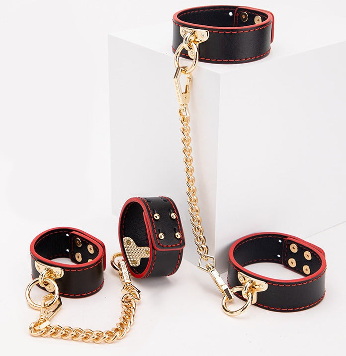 kit Coffret Bondage débutant 8 pièces noir rouge - Coffret BDSM - SM de la marque BLACKWOLF vue des menottes  Kit BDSM