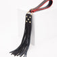 kit Coffret Bondage débutant 8 pièces noir rouge - Coffret BDSM - SM de la marque BLACKWOLF vue du fouet Kit BDSM