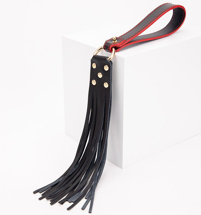 kit Coffret Bondage débutant 8 pièces noir rouge - Coffret BDSM - SM de la marque BLACKWOLF vue du fouet Kit BDSM