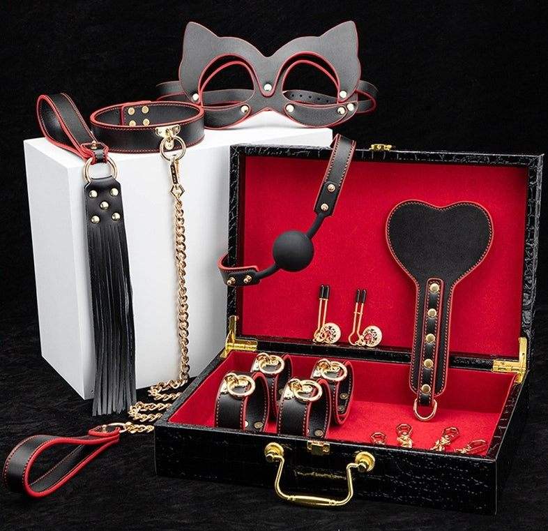 kit Coffret Bondage débutant 8 pièces noir rouge - Coffret BDSM - SM de la marque BLACKWOLF vue de l'ensemble 2 Kit BDSM