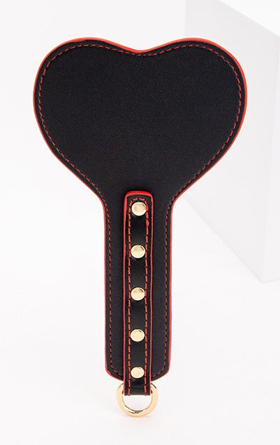 kit Coffret Bondage débutant 8 pièces noir rouge - Coffret BDSM - SM de la marque BLACKWOLF vue d'un fouet Kit BDSM