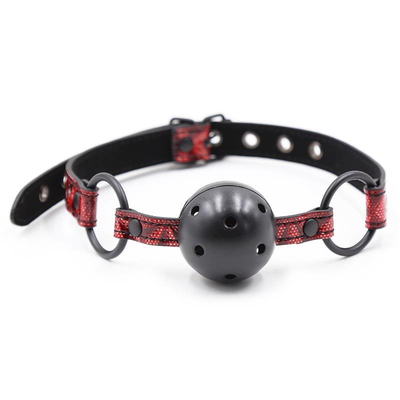 Gag Ball respirant cuir vegan rouge | Boule de Bâillon BDSM - SM Gag Ball respirable en cuir vegan de la gamme DIAMOND Line de la marque INTOYOU vue détaillé