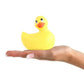 Vibromasseur canard jaune posée sur une main