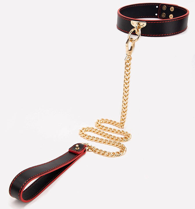 kit Coffret Bondage débutant 8 pièces noir rouge - Coffret BDSM - SM de la marque BLACKWOLF vue du collier Kit BDSM
