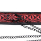 Collier avec pince à tétons en cuir vegan rouge de la gamme DIAMOND Line de la marque INTOYOU vue  détaillé de la chaîne accroché au collier