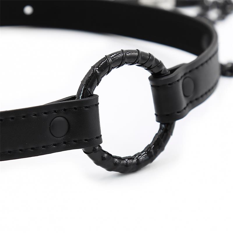 Bâillon Anneau avec pince à tétons |  Gag Ring BDSM - SM chaîne et collier en cuir vegan noir mat de la gamme Black SHADOW de la marque INTOYOU vue détaillé du anneaux du bâillon