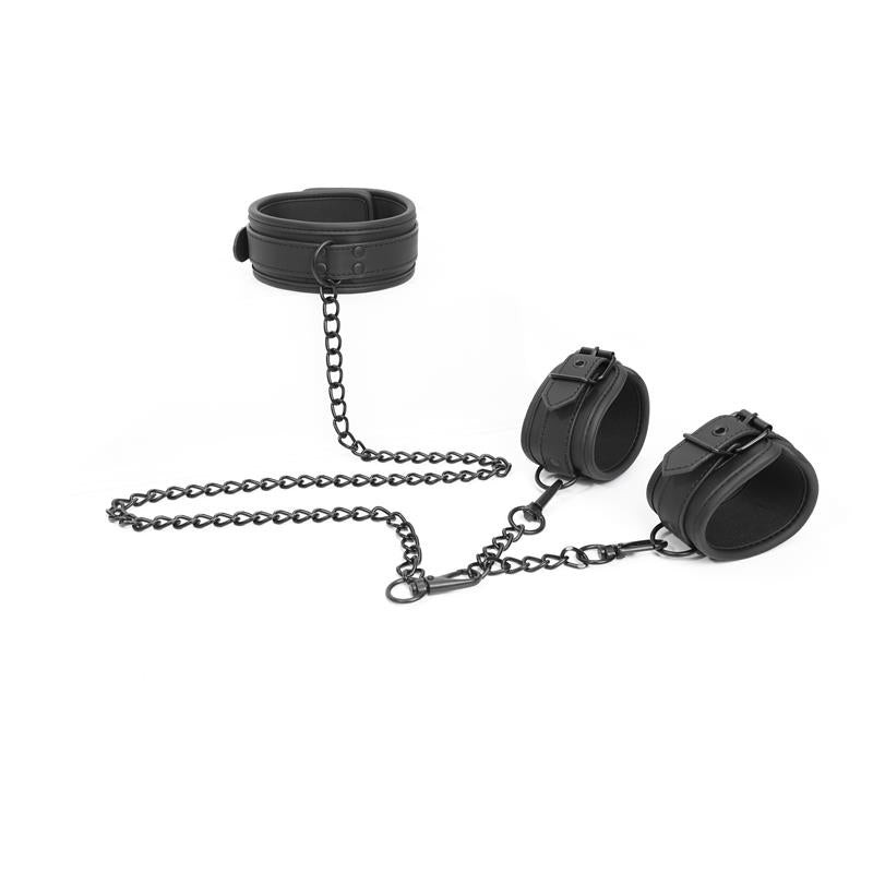 Kit de collier avec menottes et chaîne en cuir vegan noir mat de la gamme Black SHADOW de la marque INTOYOU vue du collier et des menottes avec la chaîne angle diffèrent