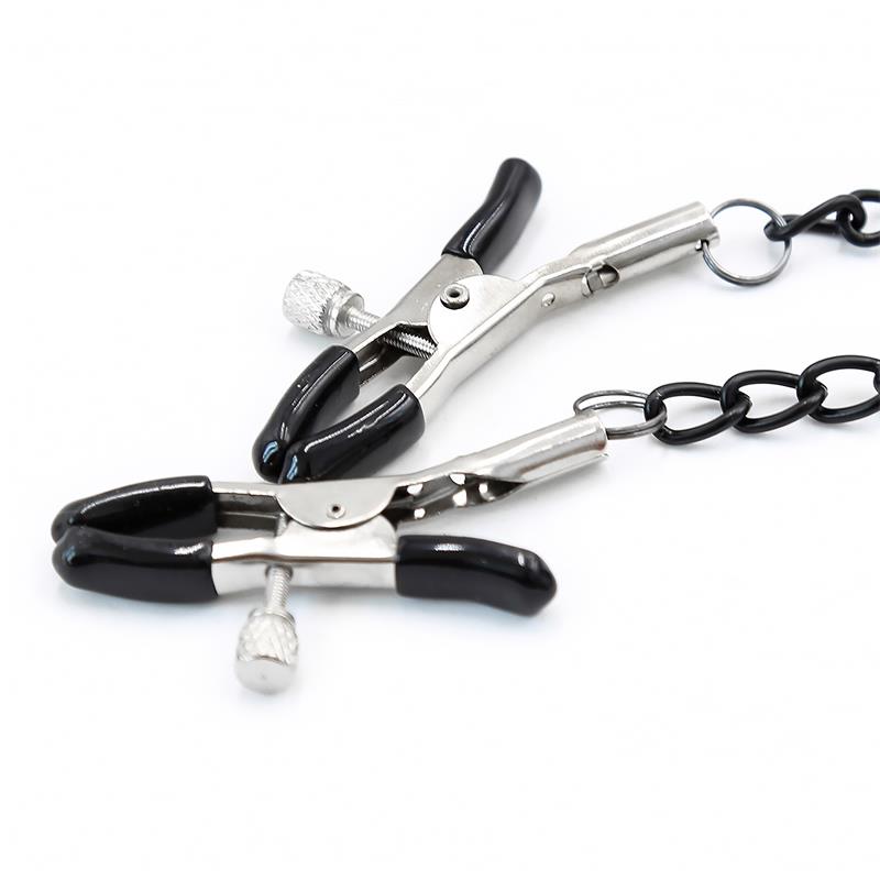 Bâillon Anneau avec pince à tétons |  Gag Ring BDSM - SM chaîne et collier en cuir vegan noir mat de la gamme Black SHADOW de la marque INTOYOU vue des pinces à tétons