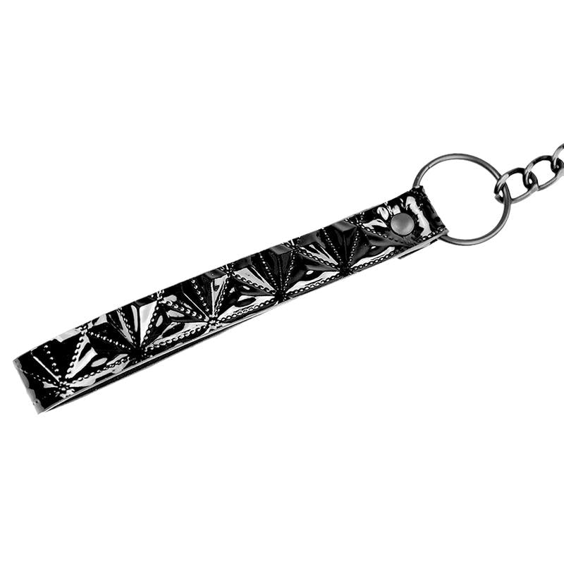 Collier avec laisse en cuir vegan de la gamme SAPPHIRE Black de la marque INTOYOU vue du détaille de la poigné de laisse