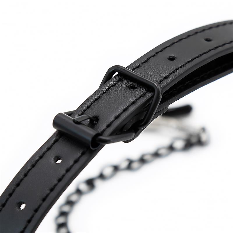 Bâillon Anneau avec pince à tétons |  Gag Ring BDSM - SM chaîne et collier en cuir vegan noir mat de la gamme Black SHADOW de la marque INTOYOU vue détaillé de la fermeture du bâillon